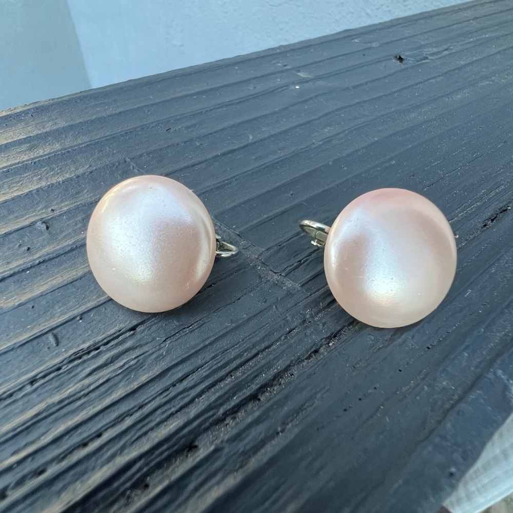 Vintage Pink Cream Faux Pearl Goldtone Filagree Button Clip On Earrings